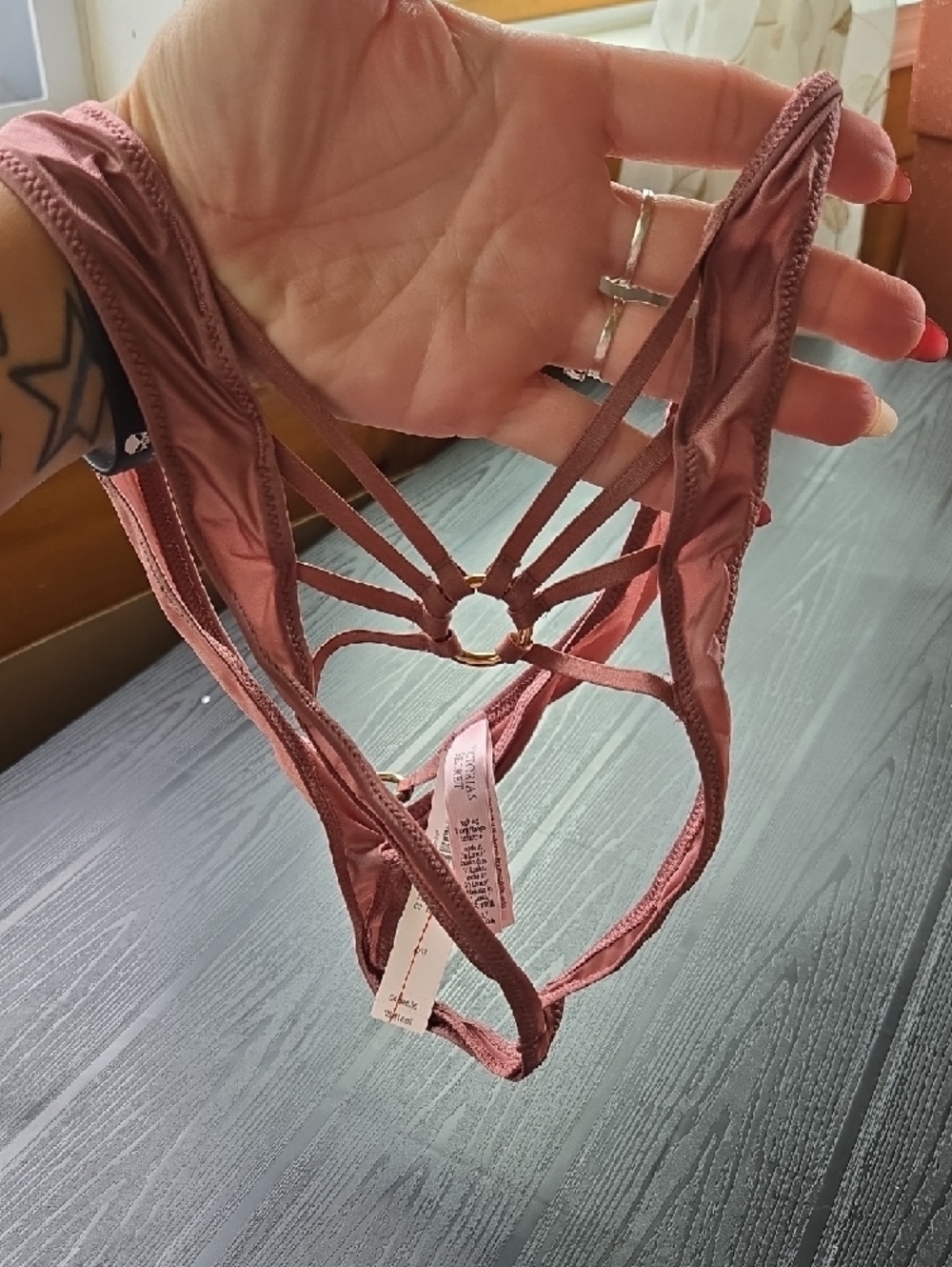 Victoria's Secret Mauve Strappy Thong with Gold Rings - Picture 3 of 5